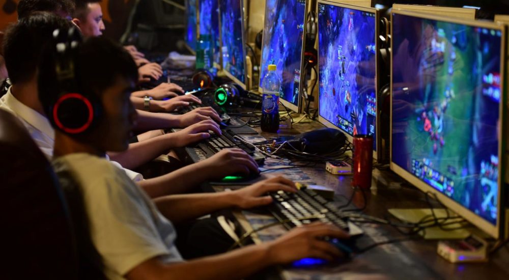 People play online games at an internet cafe in Fuyang, Anhui province, China August 20, 2018. REUTERS/Stringer/Files