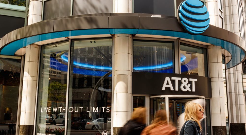Chicago - Circa May 2018: AT&T Mobility Wireless Retail Store. AT&T now offers IPTV, VoIP, Cell Phones and DirecTV  (Chicago - Circa May 2018: AT&T Mobility Wireless Retail Store. AT&T now offers IPTV, VoIP, Cell Phones and DirecTV , ASCII, 116 compon